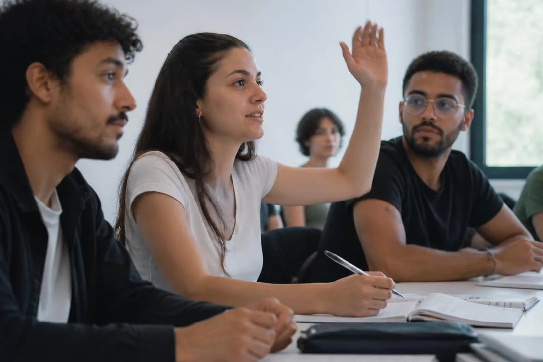 Facilitador em pé apontando para um argumento escrito no quadro durante a sessão
